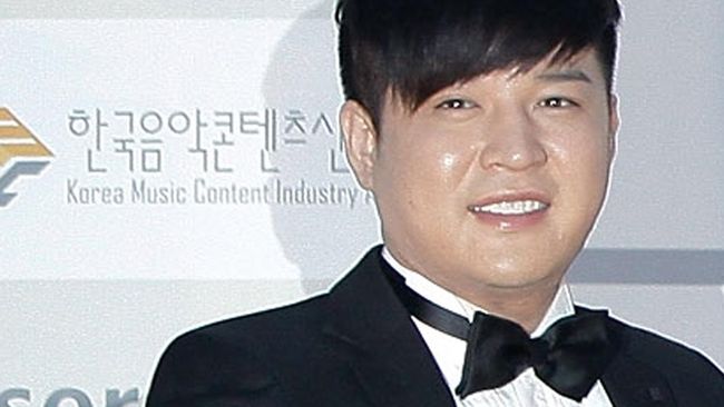 Shindong salah satu anggota boyband Korea, Super Junior ternyata menunda wajib militernya. Alasannya, karena ia sedang menderita sakit punggung.