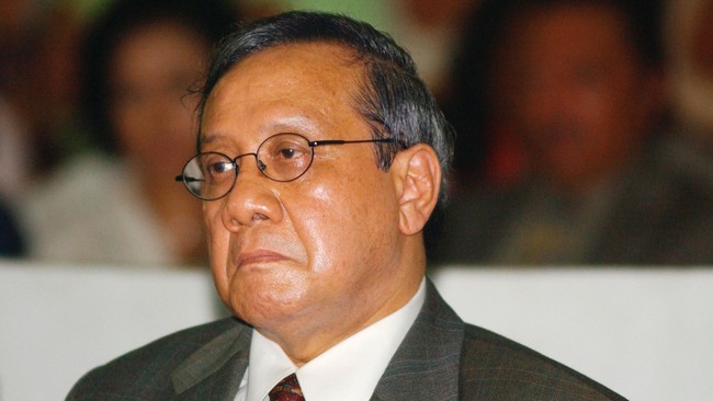 Akbar Tandjung, politikus senior penulis 'The Golkar Way: Survival Partai Golkar di Tengah Turbulensi Politik Era Transisi', cemas melihat penerusnya bertikai.