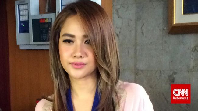 "Anak saya kan, laki-laki yang suka tipe perempuan girlie," kata Bunga Citra Lestari alias BCL. Maka ketika ia berambut pendek, Noah pun memprotesnya.