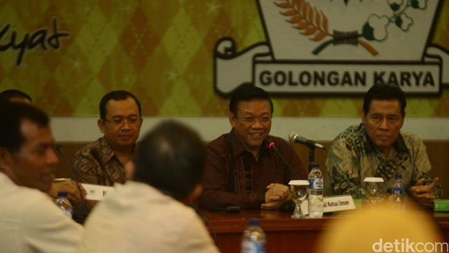 Wakil Ketua Umum Golkar Agung Laksono membentuk Presidium Penyelamat Partai untuk menentang dominasi Ical di partai beringin. Ia menuding Ical semena-mena.