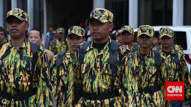 Dugaan penembakan Kantor DPP Partai Golkar di Slipi menguak konflik baru AMPG dan Brigade Beringin, organisasi yang baru dibentuk Maret lalu oleh partai itu.