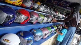 Cara Deteksi Helm Palsu, Enggak Ribet Cuma Pakai Jari