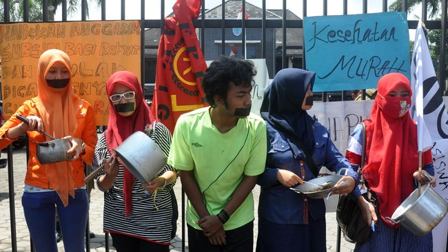Kritik, bukan perbuatan caci-maki. Kritik, edukasi pikiran terbuka di Jagad Raya. Kritik, bukan mengumpat, membabi buta.