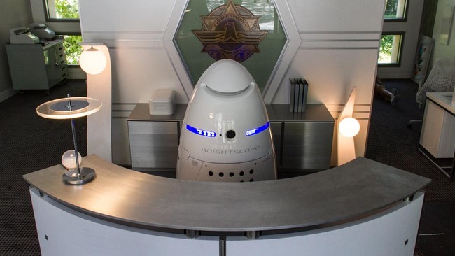 Dengan biaya yang lebih murah dari mempekerjakan manusia, Microsoft memilih robot untuk menjaga salah satu fasilitas mereka di Amerika Serikat.