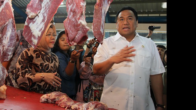 Harga beras jenis IR3 di Pasar Induk Cipinang, Jakarta Timur masih terpaut Rp 100, dari sebelum kenaikan Rp 7.800 per kilogram menjadi Rp 7.900 per kilogram.