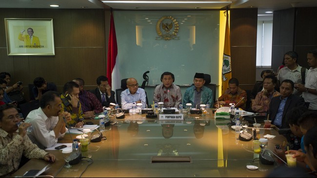 Inisiator hak interpelasi DPR atas kenaikan harga BBM belum menyerahkan suratnya kepada pimpinan DPR dengan alasan menunggu jumlah anggota lebih banyak.