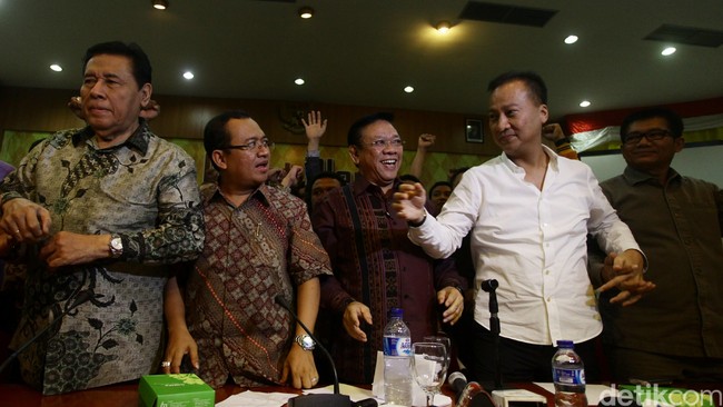 Tindakan Golkar menyurati Kementerian Hukum dan HAM untuk mengesahkan kepengurusan versi presidium dinilai pakar hukum tidak akan berpengaruh apapun.