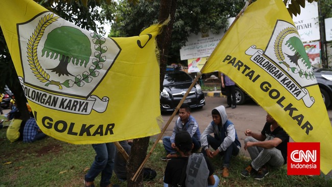 Konflik internal Golkar meruncing. Para rival Ical bersatu membentuk Presidium Penyelamat Golkar. Agung Laksono didapuk jadi Pelaksana Tugas Ketum&nbsp; Golkar.