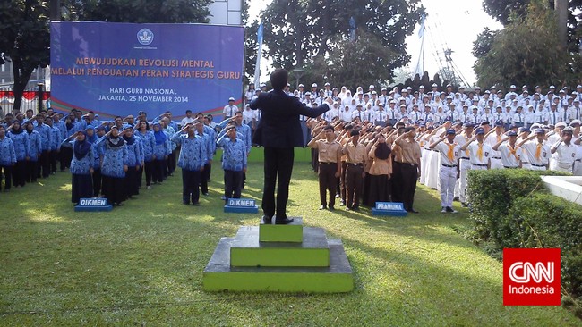 Menteri Pendidikan dan Kebudayaan Anies Baswedan mengatakan guru perlu meningkatkan kualitasnya dan melakukan Revolusi Mental.
