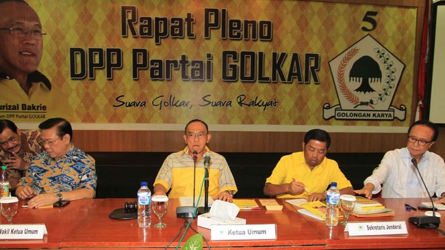 Kubu Agung Laksono kemarin menyatakan Kantor Golkar tertutup bagi kubu Ical. Tapi Sharif Cicip Sutarjo, wakil Ical, hari ini bisa rapat dua jam di kantor itu.