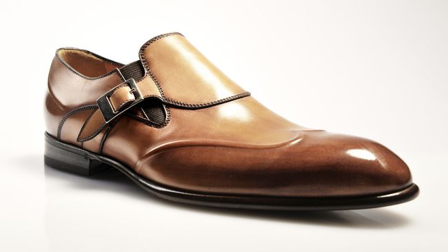 Mengeluarkan sepatu kulit di musim hujan bisa berdampak buruk. Ia bisa jadi rusak 'dimakan' air. Namun, ada trik khusus agar sepatu kulit bisa tetap tahan lama.