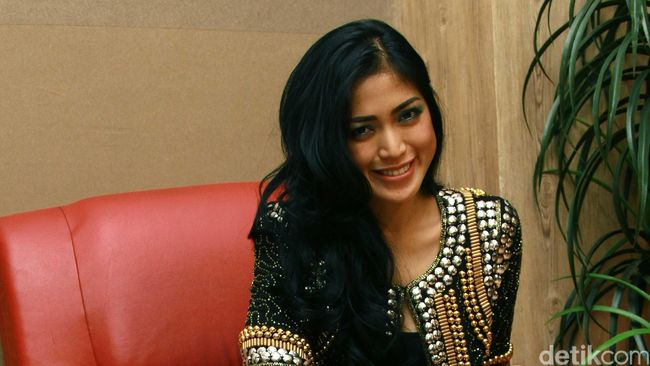 Nama-nama kondang selebriti yang akrab di telinga semakin menjejali rak-rak di toko buku. Mulai Pevita Pearce sampai Jessica Iskandar.