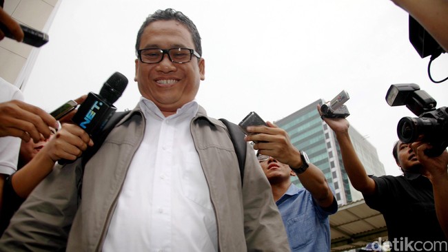 Amir Hamzah bersama wakilnya, Kasmin, didakwa telah memberi uang Rp 1 miliar kepada Akil dalam putusan sengketa pilkada Lebak pada 2013 silam.