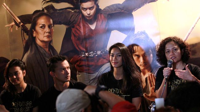 Eva Celia dan Nicholas Saputra harus berciuman di film Pendekar Tongkat Emas. Eva mengaku lebih khawatir kena pukul tongkat daripada dicium lawan mainnya.