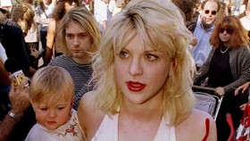 Janda Kurt Cobain Diserang Demonstran Taksi Uber