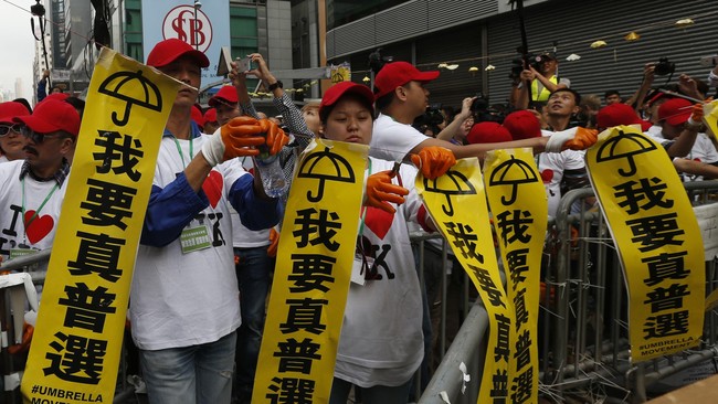 Pemerintah Tiongkok melarang anggota parlemen Inggris memasuki wilayah Hong Kong untuk menilai penerapan demokrasi di wilayah bekas jajahan Inggris tersebut.