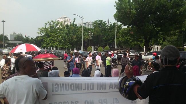 Janda pejuang dan para veteran melakukan aksi unjuk rasa di depan Istana Negara menuntut penegakkan hukum atas kasus pengusiran paksa istri pejuang.