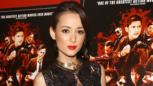 Sejak kecil Julie Estelle terbiasa mengucap cinta pada keluarga. Namun kini, mereka hidup terpisah. Julie membuat surat cinta untuk ibundanya dan membacakannya.