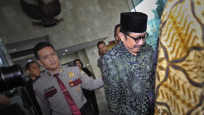 Tersangka korupsi proyek sosialisasi, sepeda sehat, dan perawatan gedung ESDM pada 2012, Waryono Karno diperiksa sebagai tersangka oleh KPK.