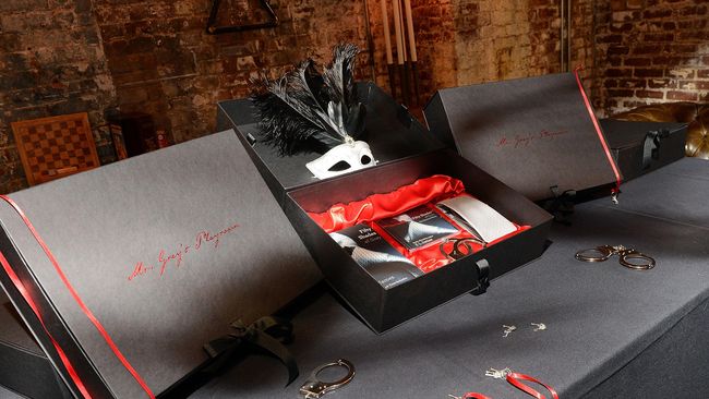 Penonton Fifty Shades of Grey di jaringan AMC Theaters dilarang mengenakan kostum aneh dan membawa properti yang membuat penonton lain tidak nyaman.