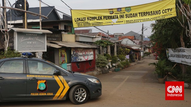 Kapolsek Cengkareng Kompol Ardhie Demastyo mengatakan anggotanya beberapa kali melepaskan tembakan peringatan ke udara saat menggerebek Kampung Ambon.