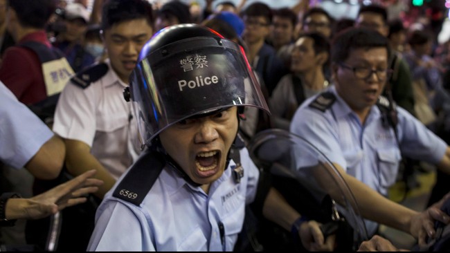 Anggota dewan Hong Kong akan menentukan apakah akan mendukung atau menolak paket reformasi dari China. Jika diloloskan, diduga akan muncul kerusuhan.