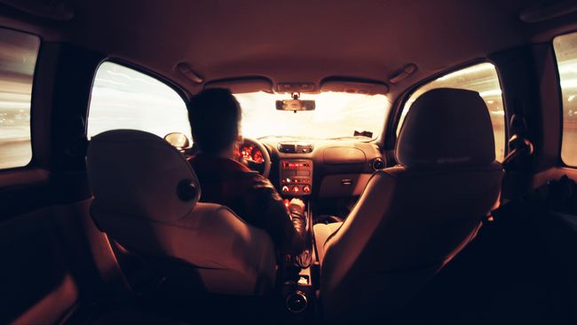 Minimnya kontak mata dengan orang tua yang tengah fokus menyetir mobil membuat anak-anak lebih nyaman bercerita mengenai seks.