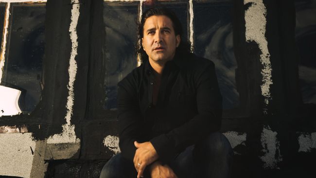 Scott Stapp, vokalis band Creed, meminta sumbangan kepada para penggemarnya agar ia dapat merekam album solo baru, juga menulis novel fiksi.