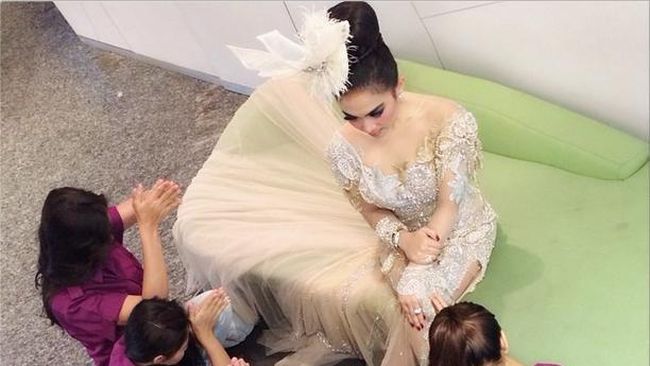 Lagi, Syahrini membuat geger dunia maya. Fotonya yang sedang disembah karyawannya dihujat banyak orang. Syahrini