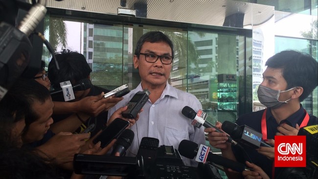 Komisi Pemberantasan Korupsi (KPK) menanggapi santai pelaporan salah satu pimpinannya, Adnan Pandu Praja ke Badan Reserse Kriminal Polri.