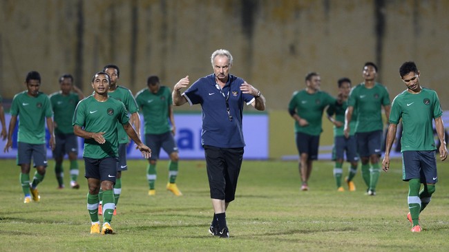 Tidak hanya menghadapi pembatasan dua pemain, Alfred Riedl juga tidak bisa selalu mendapatkan pemain yang diinginkannya untuk memperkuat Timnas Indonesia.
