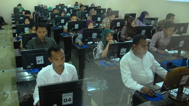 Ombudsman mempertanyakan sejumlah kementerian yang justru membuka lowongan CPNS secara mendadak karena moratorium PNS akan berakhir pada 2018.