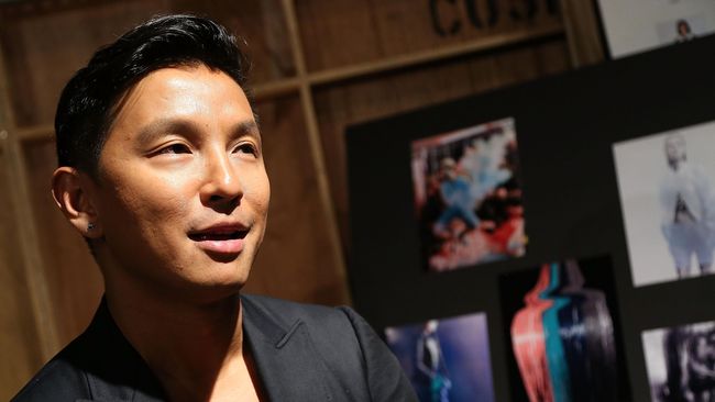 Bekerja sama dengan MAC, desainer Prabal Gurung meluncurkan koleksi kosmetik bertitel sama, Prabal Gurung.