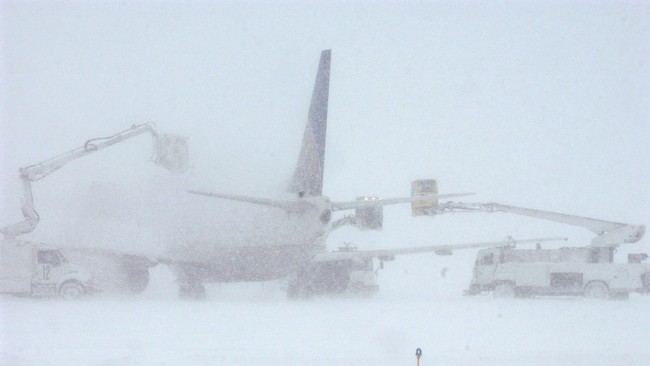 Pada suhu udara mencapai minus 50 derajat, pesawat UTair membeku di landasan. Para penumpang memutuskan turun tangan untuk bisa pulang.