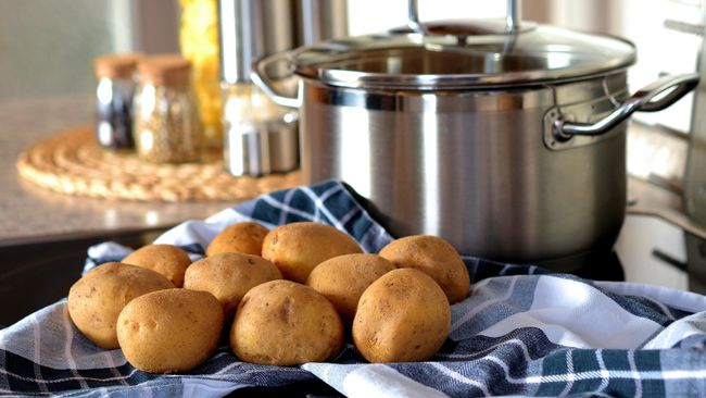 Ketika masakan terlalu asin, maka menambahkan irisan kentang dianggap bakal menyerap rasa asin. Mitos atau fakta?