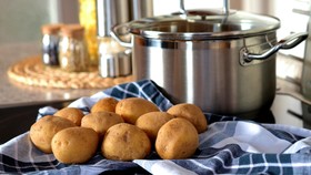 Mitos atau Fakta: Kentang Selamatkan Masakan yang Keasinan