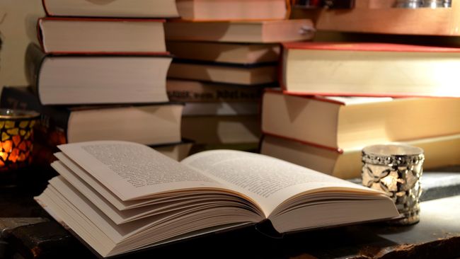 Studi membuktikan, anak-anak yang tumbuh dikelilingi buku akan lebih sejahtera saat dewasa kelak.