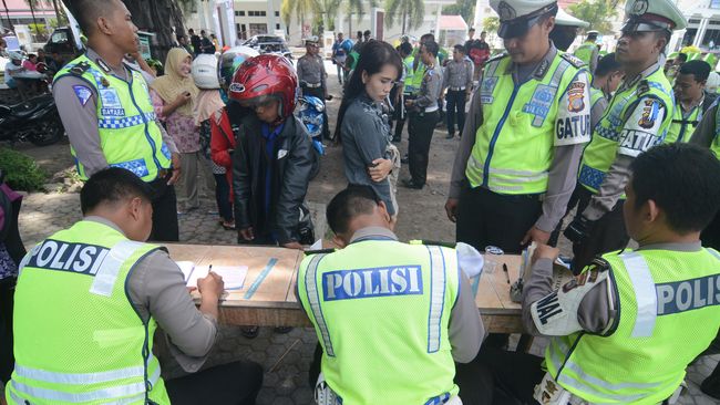Kapolri Perintahkan Setiap Polda Susun Tim Pemberantas Pungli Selain penindakan pungli di berbagai lembaga pemerintah, pemberantasan pungli juga ditargetkan terjadi di instansi kepolisian.