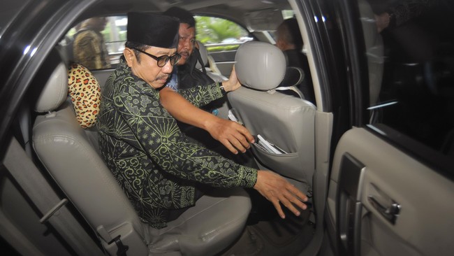 Bekas Sekjen Kementerian ESDM Waryono Karno ditahan oleh KPK dalam perkara kedua yang menjeratnya sebagai tersangka, yakni korupsi penggunaan anggaran ESDM.