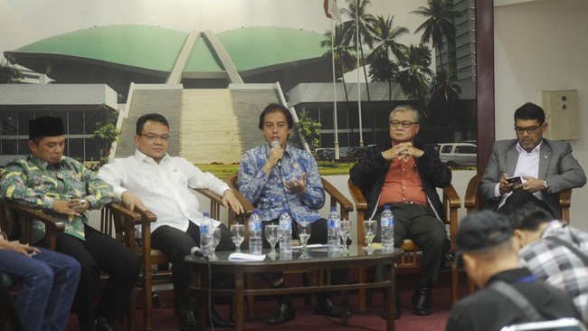 Pemerintah dinilai lebih berpihak pada pemulihan sektor ekonomi ketimbang kesehatan, terkait wacana tak perlu lagi menerapkan PSBB.