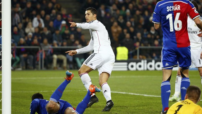 Meski sudah memastikan satu tiket ke babak 16 besar, Madrid tetap menurunkan sejumlah pemain terbaiknya, termasuk Gareth Bale, Ronaldo, dan Karim Benzema.