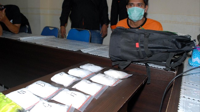 Selain sabu, polisi juga mendapati barang bukti pisau sangkur di dalam mobil pelaku yang diduga merupakan alat kejahatan.