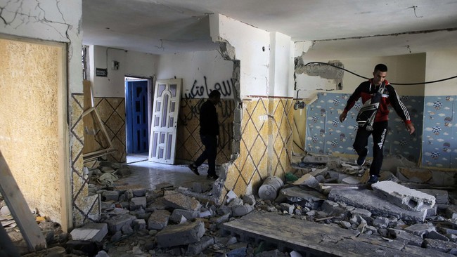 Israel menghancurkan rumah para pelaku kekerasan di Palestina. Menurut lembaga HAM, tindakan Israel ini adalah pelanggaran hukum internasional.