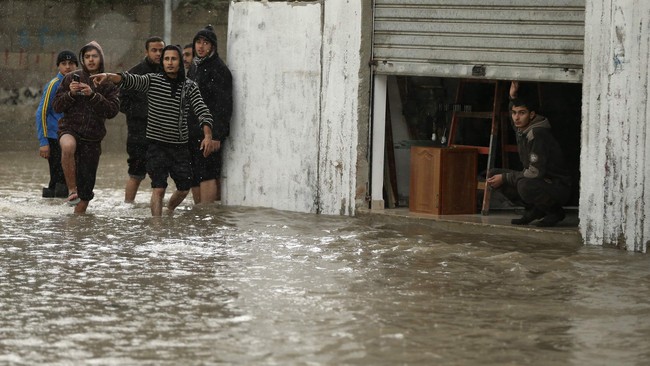 Hujan dua hari di Gaza menyebabkan banjir, membuat sekitar 100 ribu orang yang kehilangan tempat tinggal akibat agresi Israel kian menderita.