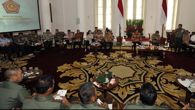 Panglima TNI Jenderal Moeldoko menilai Badan Intelijen Strategis saat ini mengalami penurunan kualitas. Untuk itu TNI akan membenahi serius sektor intelijennya.