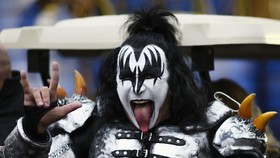 Gene Simmons 'Kiss' Akui Intimasi dengan Ribuan Penggemar