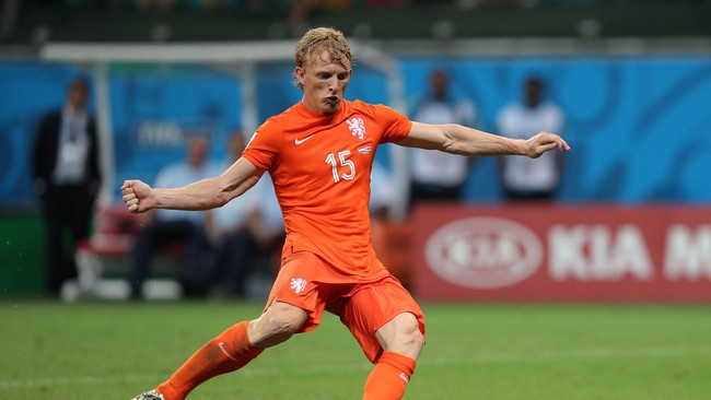 Dirk Kuyt memamerkan kemampuannya bermain Kung Fu dan mencuit tantangan terhadap aktor bela diri Tiongkok, Jackie Chan.