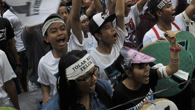 Ada sebanyak 56 surat yang dikirimkan oleh rakyat Bali kepada Presiden Jokowi sebagai bentuk penolakan atas rencana reklamasi Teluk Benoa di Badung, Bali.