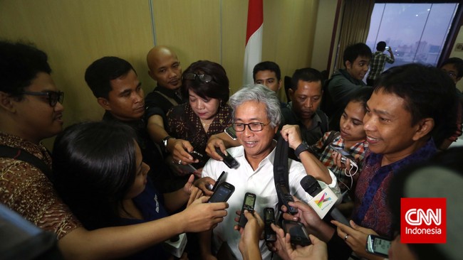 Wacana penutupan Petral dinilai merupakan pekerjaan sulit karena anak usaha Pertamina tersebut diduga dikendalikan oleh orang-orang yang berkuasa.
