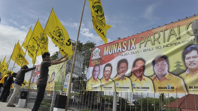 Pagi ini, tak ada lagi gambar Agung Laksono di area Munas. Tak ada juga gambar para bakal calon ketua umum Golkar selain Ical. Semua spanduk bergambar Ical.